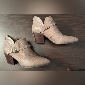 Bella Vita Western Style Ankle Boots Booties